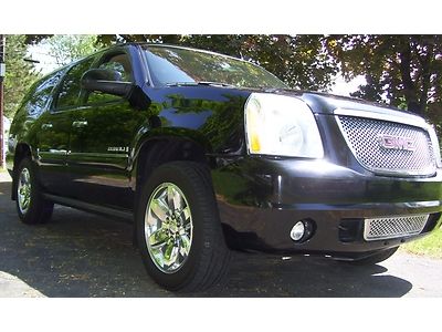 Look!  like new 07 gmc yukon denali - pristine condition at affordable price