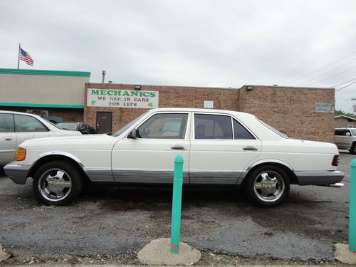 1982 Mercedes-Benz 300D Base Sedan 4-Door 3.0L White, image 2