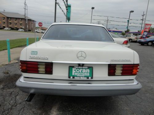 1982 Mercedes-Benz 300D Base Sedan 4-Door 3.0L White, image 3