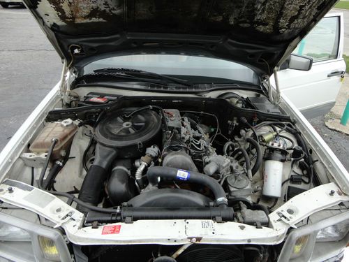 1982 Mercedes-Benz 300D Base Sedan 4-Door 3.0L White, image 7