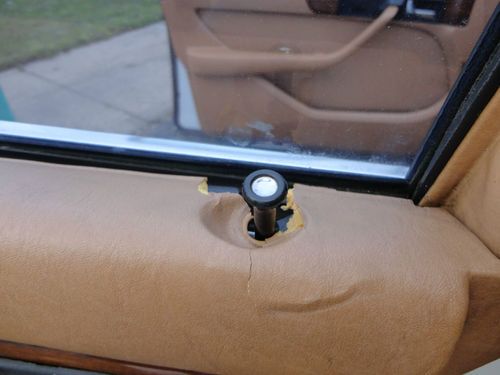 1982 Mercedes-Benz 300D Base Sedan 4-Door 3.0L White, image 12