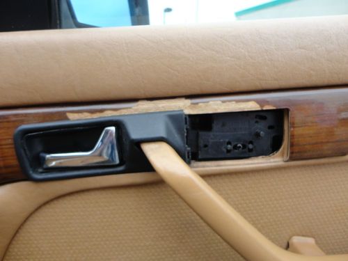 1982 Mercedes-Benz 300D Base Sedan 4-Door 3.0L White, image 13