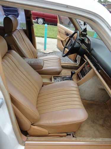 1982 Mercedes-Benz 300D Base Sedan 4-Door 3.0L White, image 15