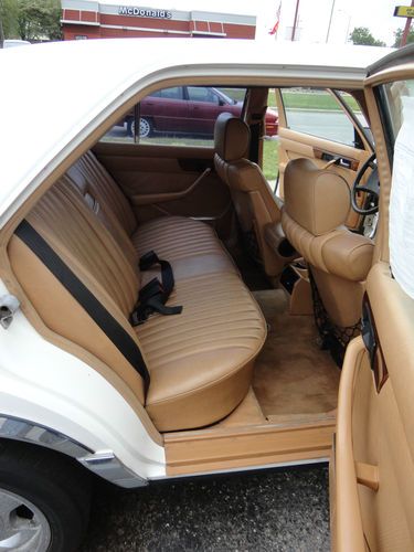 1982 Mercedes-Benz 300D Base Sedan 4-Door 3.0L White, image 16