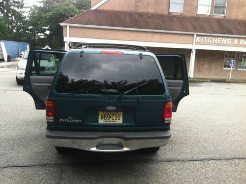 1998 Ford Explorer XLT Sport Utility 4-Door 4.0L COLD AC ALL WHEEL DRIVE SAFE, image 4