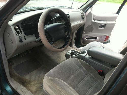 1998 Ford Explorer XLT Sport Utility 4-Door 4.0L COLD AC ALL WHEEL DRIVE SAFE, image 6