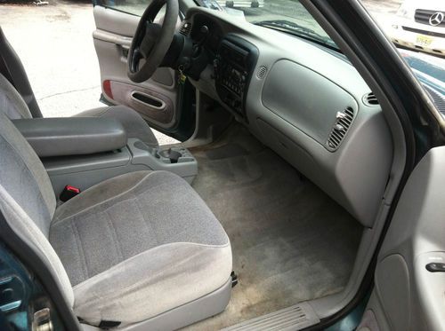 1998 Ford Explorer XLT Sport Utility 4-Door 4.0L COLD AC ALL WHEEL DRIVE SAFE, image 10