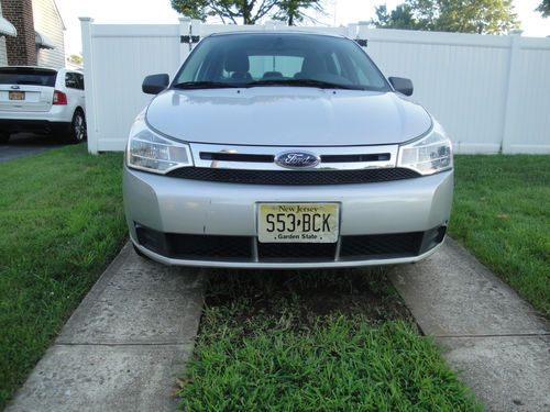 2009 Ford Focus SE Sedan 4-Door 2.0L..Mint, image 2