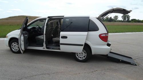 2005 dodge grand caravan se wheelchair/handicap rear entry ramp van