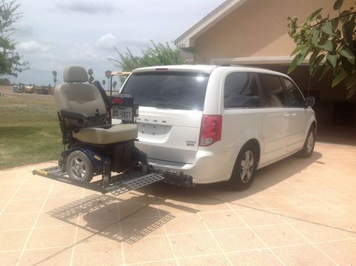 2011 dodge grand caravan passenger crew van with bruno wheelchair lift &amp; chair