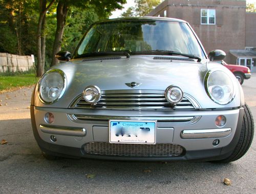 Sporty 2003 mini cooper w/automatic transmission