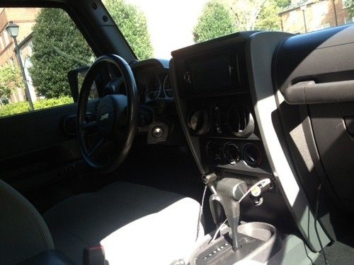 2007 Jeep Wrangler Unlimited Sahara Sport Utility 4-Door 3.8L, image 2