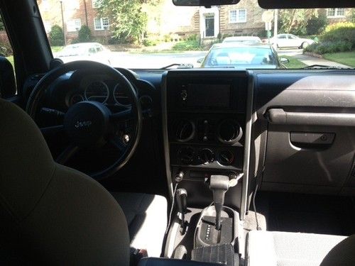 2007 Jeep Wrangler Unlimited Sahara Sport Utility 4-Door 3.8L, image 3