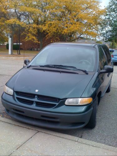 1999 dodge grand caravan mini van 4-door green color. great condition