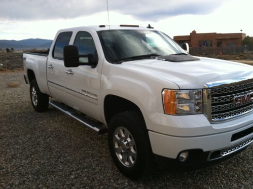 2012 gmc sierra denali 2500hd  with transferable warranty. ---clean car fax ---