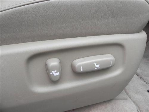 2009 Toyota Land Cruiser, Htd leather, roof, NAV, DVD, Cool Box! White, image 4