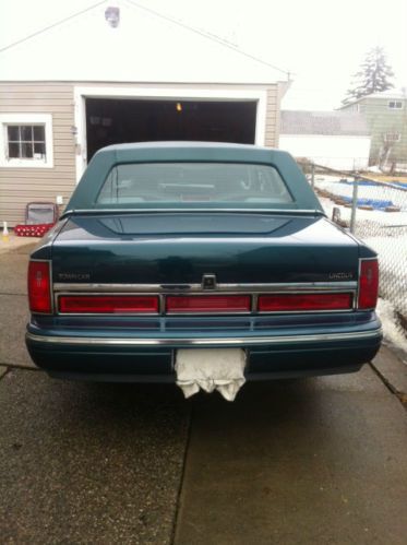 Lincoln: town car executive sedan 4 door