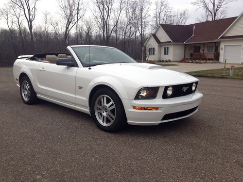 2005 ford mustang gt convertible - low miles - clean!