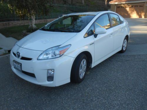 2010 prius iii pearl white w/tan leather extremely clean by original owner