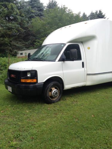 2005 gmc savana 3500 base cutaway van 2-door 6.0l 16 ft box