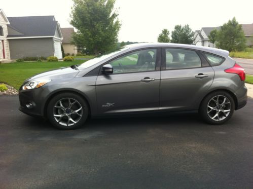 ***2013 ford focus hatchback - sport wheels/wolf edition***