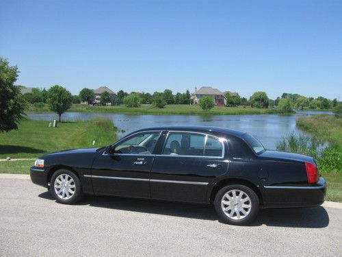 2007 black  lincoln town car long door signature only 30k miles exc cond