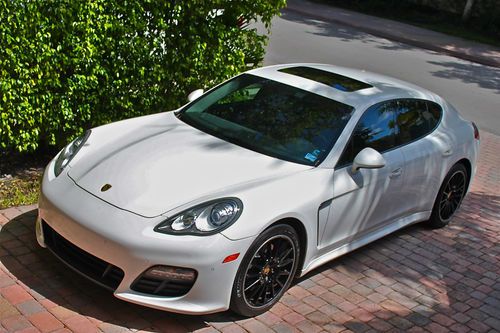 White, sport design package,park assist, 20" sport wheel black.porsche headrest.