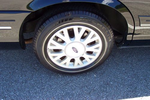 2004 Ford Crown Victoria LX Senior Citizen 1 Owner Only 23,000 Miles, image 16