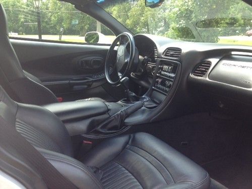 2001 chevrolet corvette base convertible 2-door 5.7l