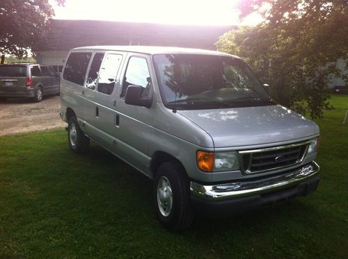 12 passenger ford e350 xlt van