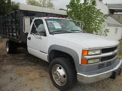 2001 chevrolet silverado 1 ton flatbed stakebody dually. auto trans 8.1litre mtr