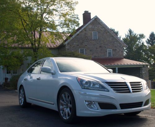 2013 hyundai equus signature sedan 4-door 5.0l.  low miles - ~3,000