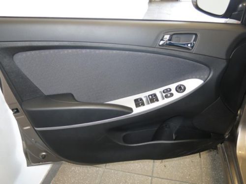 2013 Hyundai Accent HB LOW MILES!!, image 16