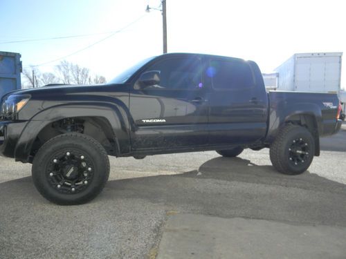 2007 toyota tacoma base crew cab pickup 4-door 4.0l blacked out leveled