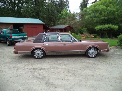 1985 lincoln town car signature series,one elderly owned,garaged,rust free.98k.