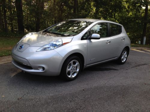 2012 nissan leaf sv--nav! htd f&amp;r seats! bluetooth! led headlights!