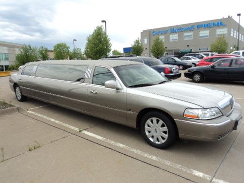 2005 lincoln town car executive sedan 4-door 4.6l limousine