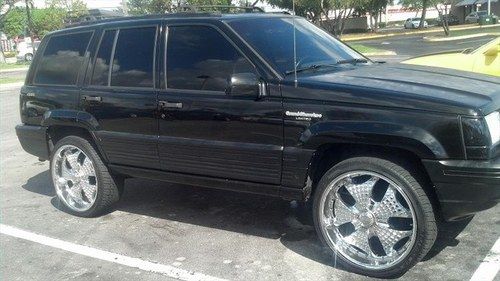 1995 grand cherokee limited 5.2l,22" chrome rims,custom interior,dvd,subwoofers!