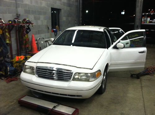 White Ford Crown Victoria Police Package, image 6