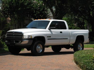 Quad cab short bed ( laramie ) 6 speed! mint