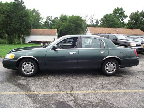 1998 lincoln town car signature ,dual exhaust, engine knock,no reserve.