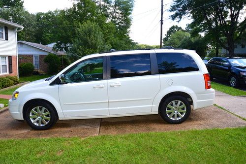 Chrysler town &amp; country touring plus - 2008 - outstanding condition