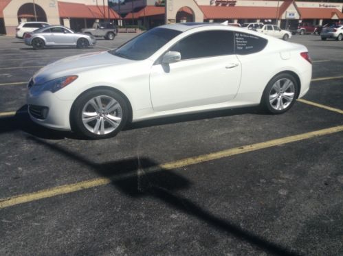 2010 hyundai genesis coupe 3.8 track coupe 2-door 3.8l