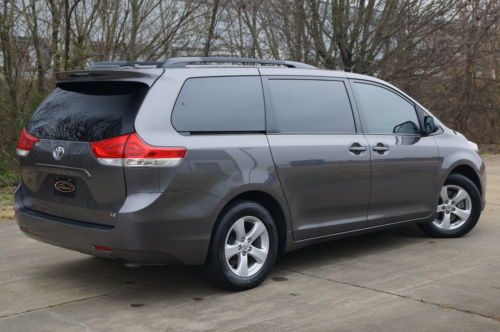 2011 TOYOTA SIENNA LE 1-ONWER OFF LEASE NON SMOKER, image 3