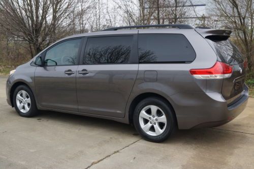 2011 TOYOTA SIENNA LE 1-ONWER OFF LEASE NON SMOKER, image 8