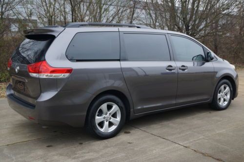 2011 TOYOTA SIENNA LE 1-ONWER OFF LEASE NON SMOKER, image 9