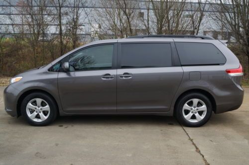 2011 TOYOTA SIENNA LE 1-ONWER OFF LEASE NON SMOKER, image 10