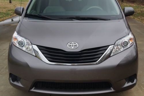2011 TOYOTA SIENNA LE 1-ONWER OFF LEASE NON SMOKER, image 12