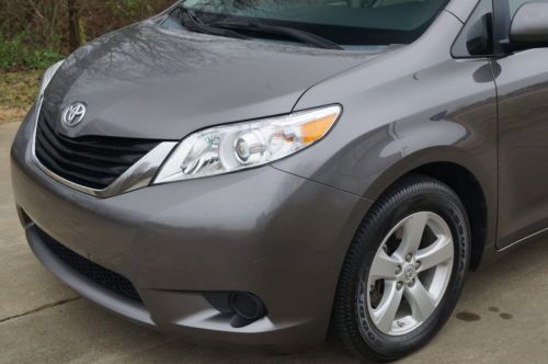 2011 TOYOTA SIENNA LE 1-ONWER OFF LEASE NON SMOKER, image 14