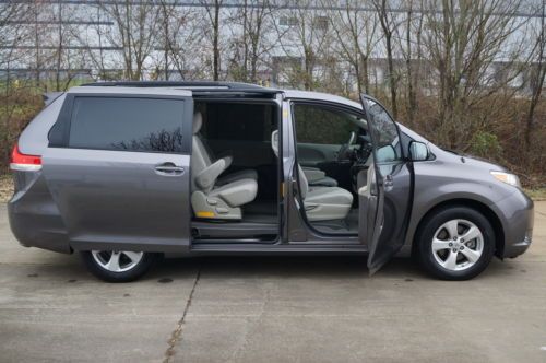 2011 TOYOTA SIENNA LE 1-ONWER OFF LEASE NON SMOKER, image 25
